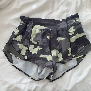 Cute Green Camo Lululemon Hotty Hot Shorts 2’5